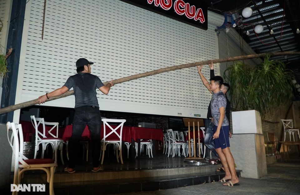 Người dân chằng chéo nhà cửa, phố vắng tanh trước “siêu bão” ở Đà Nẵng - 1