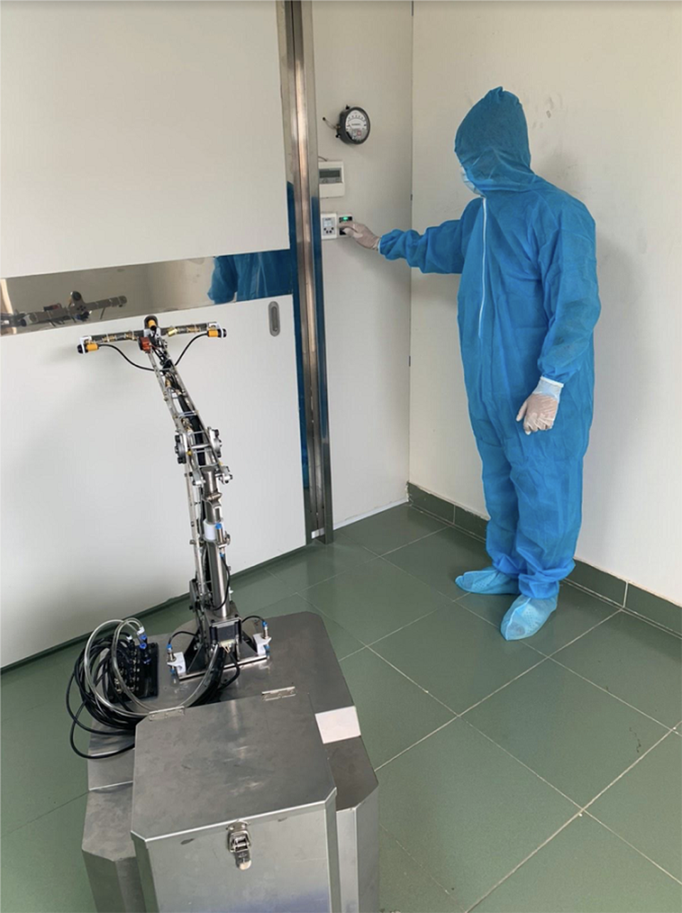 Robot chính thức thay nhân viên y tế khử trùng phòng bệnh Covid-19 - 1 Robot chính thức thay nhân viên y tế khử trùng phòng bệnh Covid-19 - 1