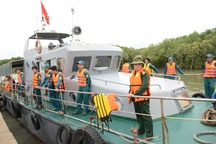 Tàu 2.000 tấn chìm trên sông Soài Rạp, 5 người mất tích