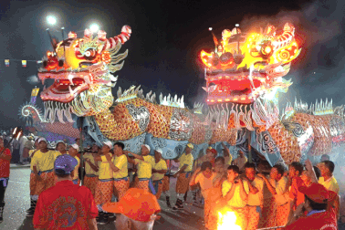 Rồng phun lửa rực sáng đêm hội lớn nhất của đạo Cao Đài ở Tây Ninh