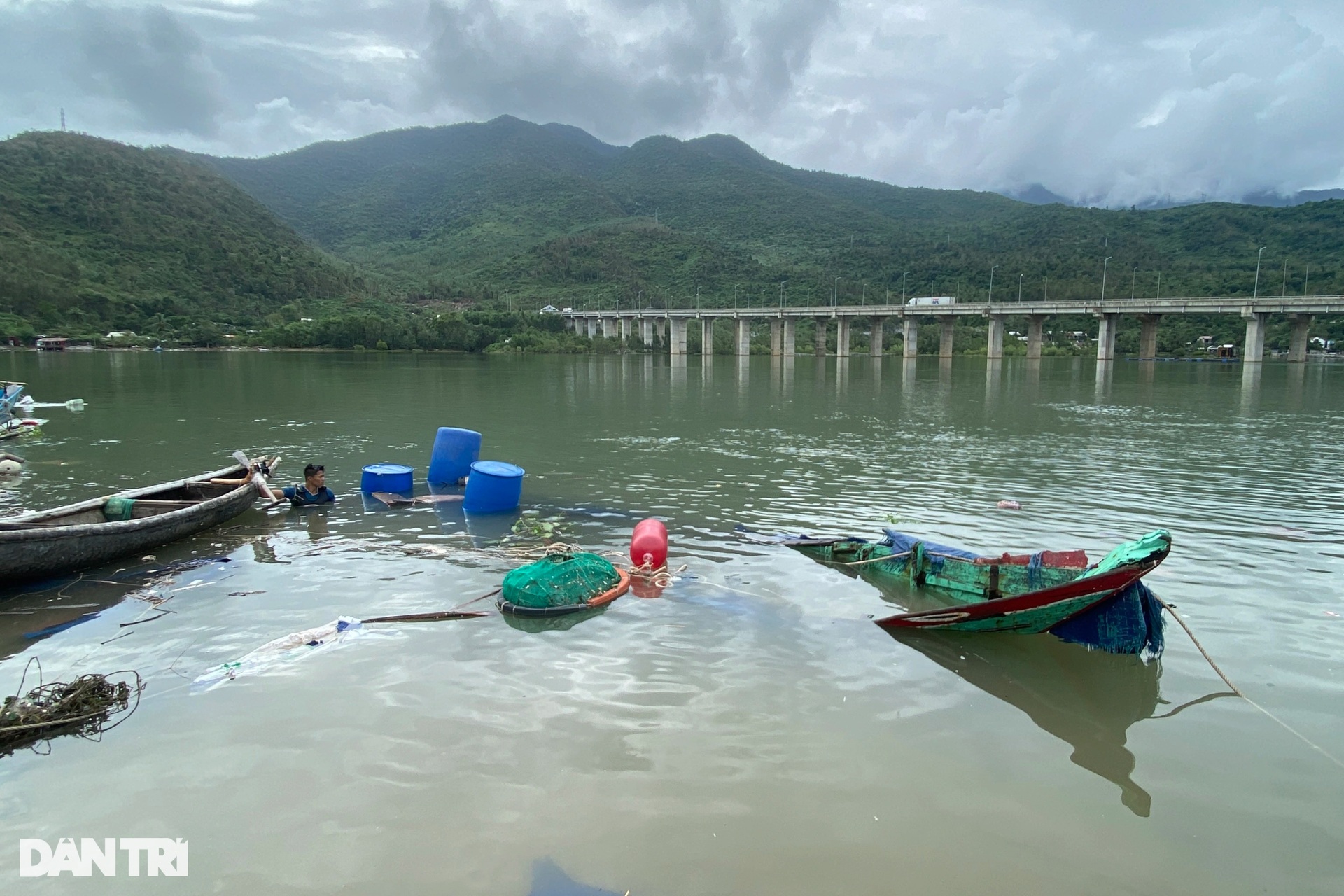 Người dân thất thần nhìn tài sản bị bão cuốn bay - 9 Người dân thất thần nhìn tài sản bị bão cuốn bay - 9