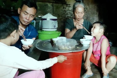 Thắt ruột nỗi lòng mẹ già “chắn bão” cuộc đời cho đứa con gái điên dại