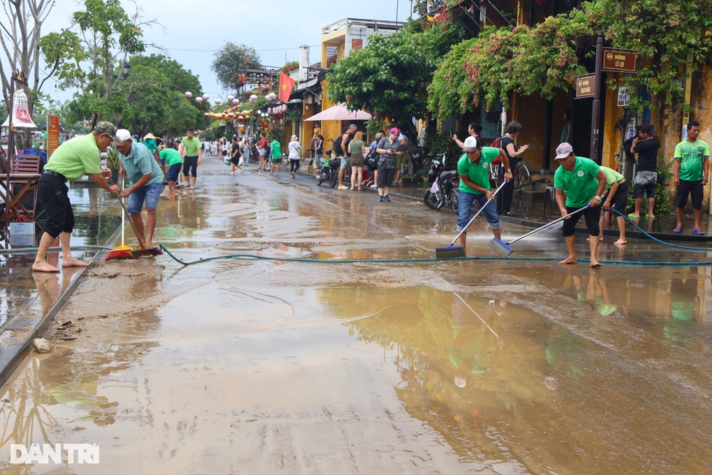 Người dân phố cổ Hội An hối hả dọn bùn đất sau trận lụt trái mùa - 1 Người dân phố cổ Hội An hối hả dọn bùn đất sau trận lụt trái mùa - 1