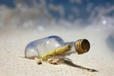 Lời nhắn trong chai thủy tinh lênh đênh trên biển gần 4 thập kỷ