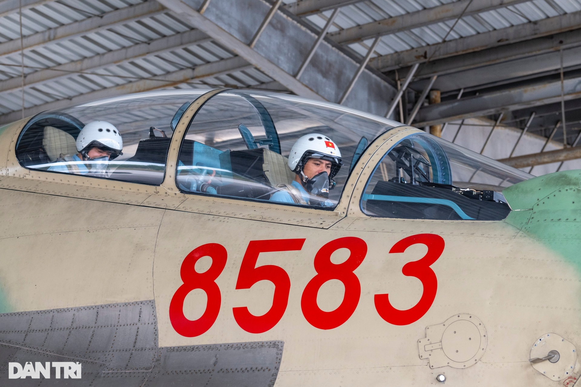 Những phi công huấn luyện hổ mang chúa SU-30MK2 tại Triển lãm Quốc phòng - 6 Những phi công huấn luyện hổ mang chúa SU-30MK2 tại Triển lãm Quốc phòng - 6