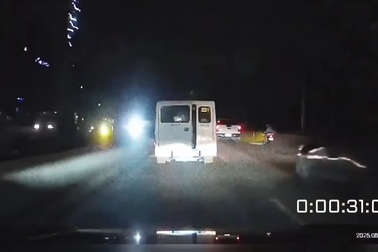 Em bé bất ngờ rơi ra khỏi ô tô đang chạy