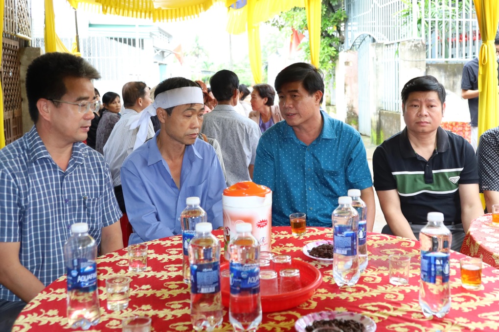 Vụ thảm sát ở Đắk Lắk: Thưởng nóng cháu bé dũng cảm cứu bạn khỏi kẻ thủ ác - 1 Vụ thảm sát ở Đắk Lắk: Thưởng nóng cháu bé dũng cảm cứu bạn khỏi kẻ thủ ác - 1