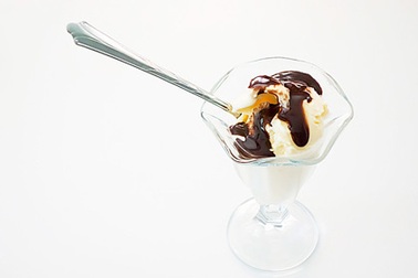 Dễ đau đầu vì uống nước lạnh bằng ống hút