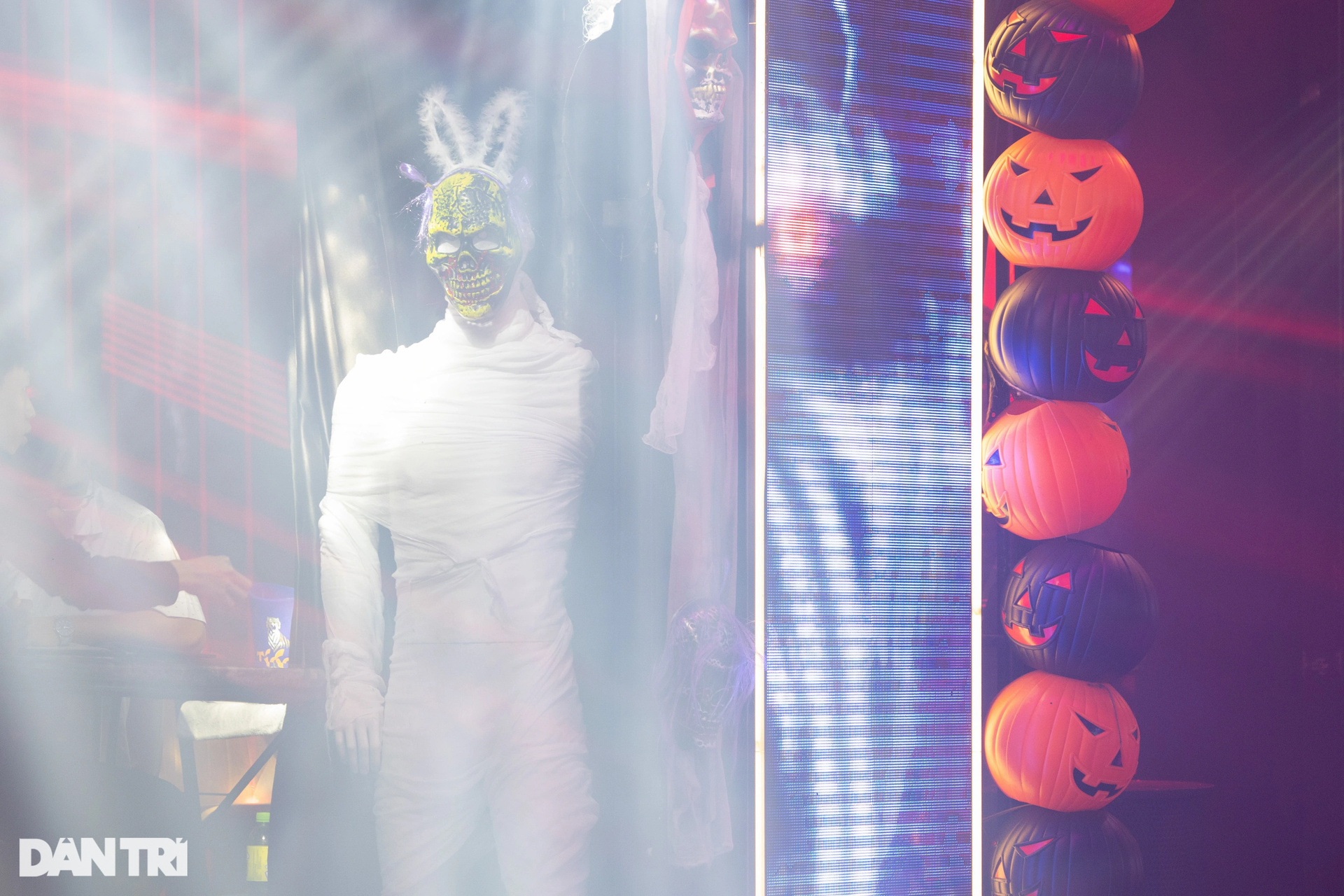 Ma quỷ tràn ngập đường phố, hàng quán ở TPHCM dịp lễ Halloween - 13 Ma quỷ tràn ngập đường phố, hàng quán ở TPHCM dịp lễ Halloween - 13