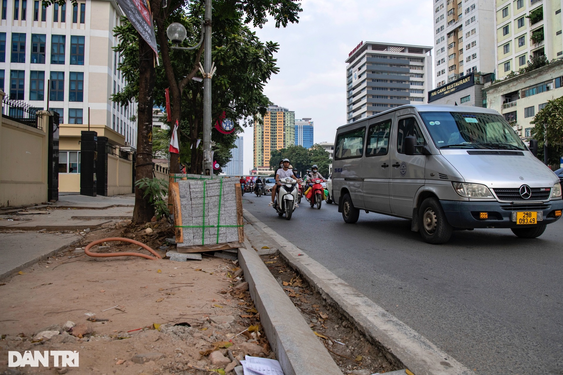Người dân khổ sở vì vỉa hè đường đẹp nhất Việt Nam bị đào bới dở dang - 2 Người dân khổ sở vì vỉa hè đường đẹp nhất Việt Nam bị đào bới dở dang - 2