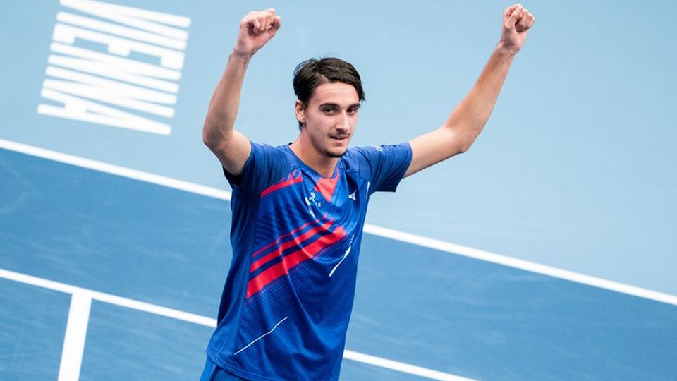 Djokovic thua sốc trước tay vợt hạng 42 ATP - 1 Djokovic thua sốc trước tay vợt hạng 42 ATP - 1