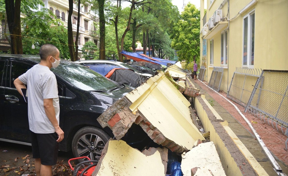 Vụ tường đổ đè bẹp 12 ô tô ở Hà Nội: Ai chịu trách nhiệm đền bù thiệt hại? - 1 Vụ tường đổ đè bẹp 12 ô tô ở Hà Nội: Ai chịu trách nhiệm đền bù thiệt hại? - 1
