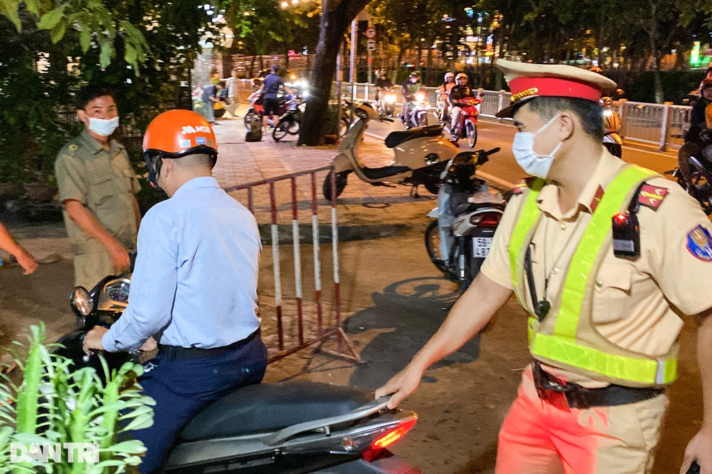 CSGT chốt chặn phố ăn nhậu ở TPHCM, xử phạt nhiều tài xế uống rượu bia - 1 CSGT chốt chặn phố ăn nhậu ở TPHCM, xử phạt nhiều tài xế uống rượu bia - 1
