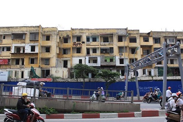 Cảnh "lạnh gáy" trong khu nhà bỏ hoang trên đất vàng Hà Nội