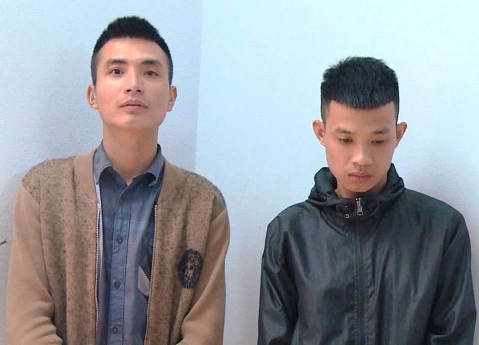 Tạm giữ 2 thanh niên đập vỡ kính, truy đuổi xe khách hàng chục km - 2 Tạm giữ 2 thanh niên đập vỡ kính, truy đuổi xe khách hàng chục km - 2