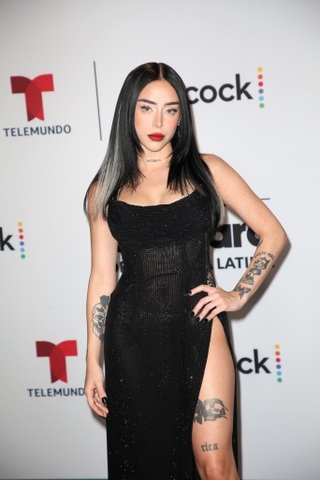 Sắc vóc nữ rapper nóng bỏng bị chỉ trích khiến Yamal sa sút phong độ - 9