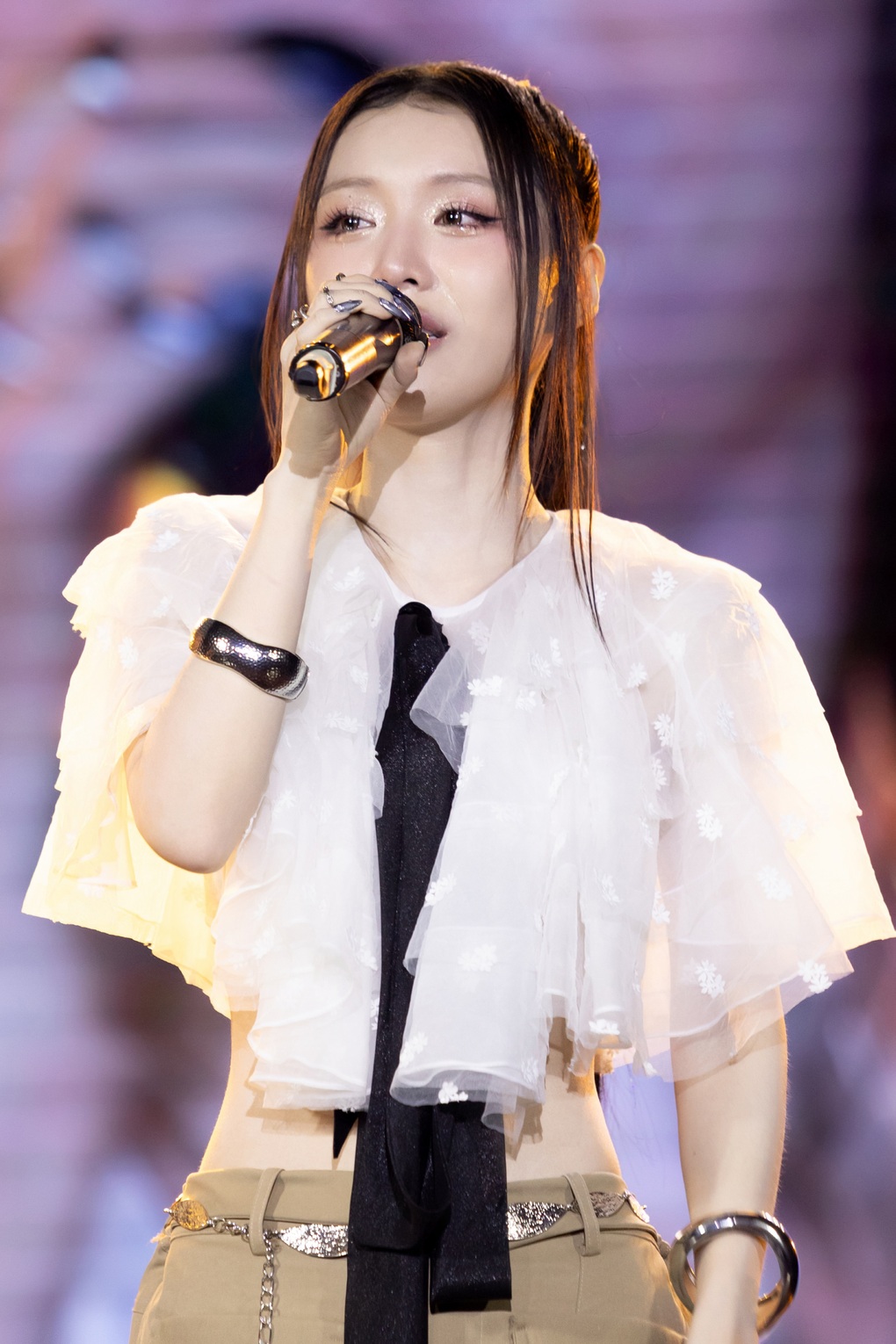 Han Sara bật khóc kể về 2 năm ở ẩn, được bố nhắn nhủ xúc động từ Hàn Quốc - 3 Han Sara bật khóc kể về 2 năm ở ẩn, được bố nhắn nhủ xúc động từ Hàn Quốc - 3