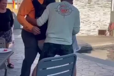 Cô gái "dạy" cho những kẻ trêu đùa mình một bài học