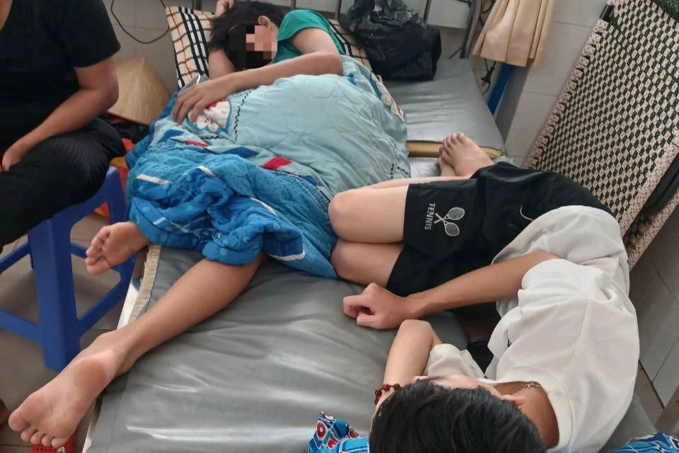 សិស្ស ១២ នាក់ត្រូវបានបញ្ជូនទៅសម្រាកព្យាបាលនៅមន្ទីរពេទ្យដែលសង្ស័យថាពុលអាហារ - ១ 12 học sinh nhập viện nghi bị ngộ độc thực phẩm - 1