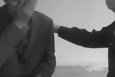 Chồng khóc nức nở đến đồn cảnh sát nhờ tìm lại điện thoại lưu ảnh vợ quá cố