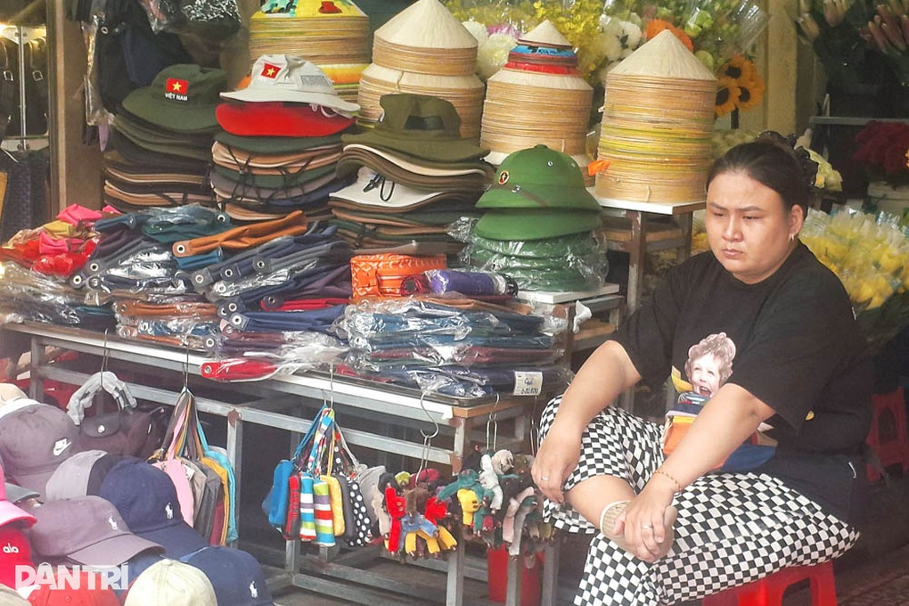 Η αγορά είναι ακόμα ανοιχτή, οι πωλητές εξακολουθούν να κάθονται, μόνο οι τακτικοί πελάτες δεν επιστρέφουν πλέον - 3 Chợ vẫn mở, người bán vẫn ngồi, chỉ khách quen không còn trở lại - 3