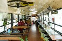 Chiếc xe buýt bỏ đi "biến hóa" thành quán cafe ấn tượng