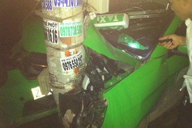 Taxi cắm đầu vào cột điện, 4 người trọng thương