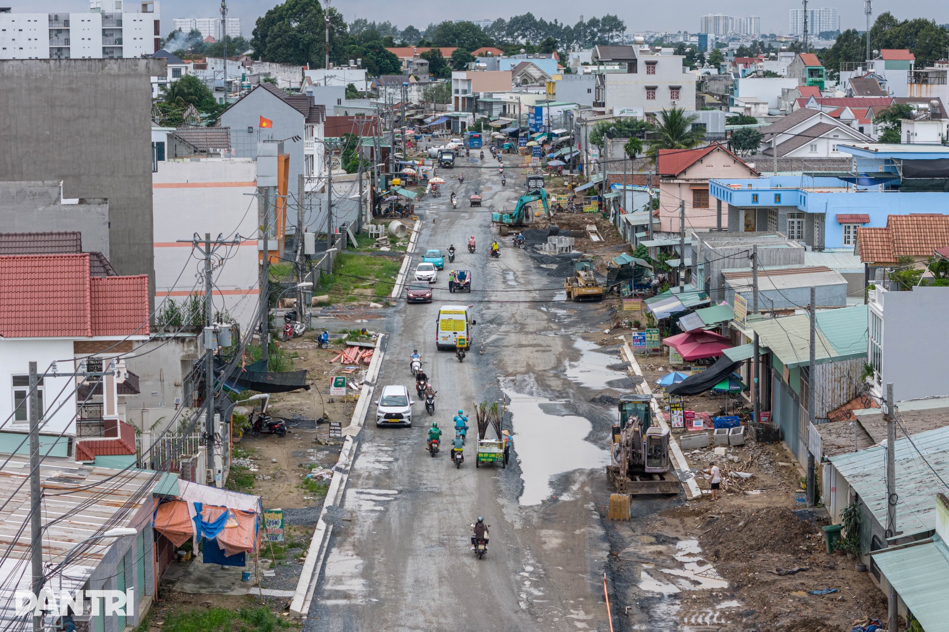 Con đường hàng trăm hố bom, vá đi vá lại sau mỗi cơn mưa ở TPHCM - 12 Con đường hàng trăm hố bom, vá đi vá lại sau mỗi cơn mưa ở TPHCM - 12
