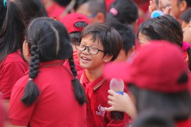 “Chú lính chì” Thiện Nhân trong ngày khai giảng ở trường mới