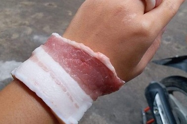 "Chết cười" với loạt ảnh chế thịt lợn thời bão giá đắt hơn vàng khiến bà nội trợ lao đao