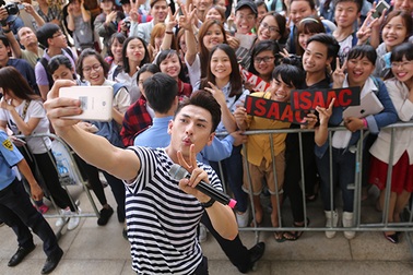 "Thái tử" ISAAC toả sáng trong sự kiện ra mắt điện thoại mới