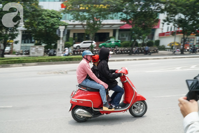 Muôn kiểu chống nóng của người dân Thủ đô ngày nắng gắt 40 độ C - Ảnh 5. Muôn kiểu chống nóng của người dân Thủ đô ngày nắng gắt 40 độ C - Ảnh 5.