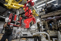 Phát triển công nghiệp hỗ trợ sản xuất ô tô: Vẫn loay hoay tìm lối thoát