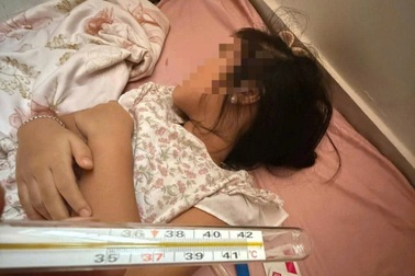 Người Huế giữa lũ: "Bé nhà em sốt 40 độ C, ai cứu với"