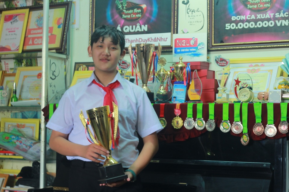 Cậu học sinh phố núi giành nhiều giải thưởng về âm nhạc - 3 Cậu học sinh phố núi giành nhiều giải thưởng về âm nhạc - 3