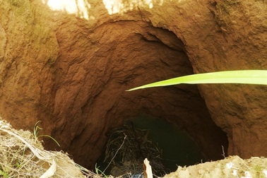 Hố sâu hàng chục mét bên bờ sông Bưởi tiếp tục sụt thêm 10m