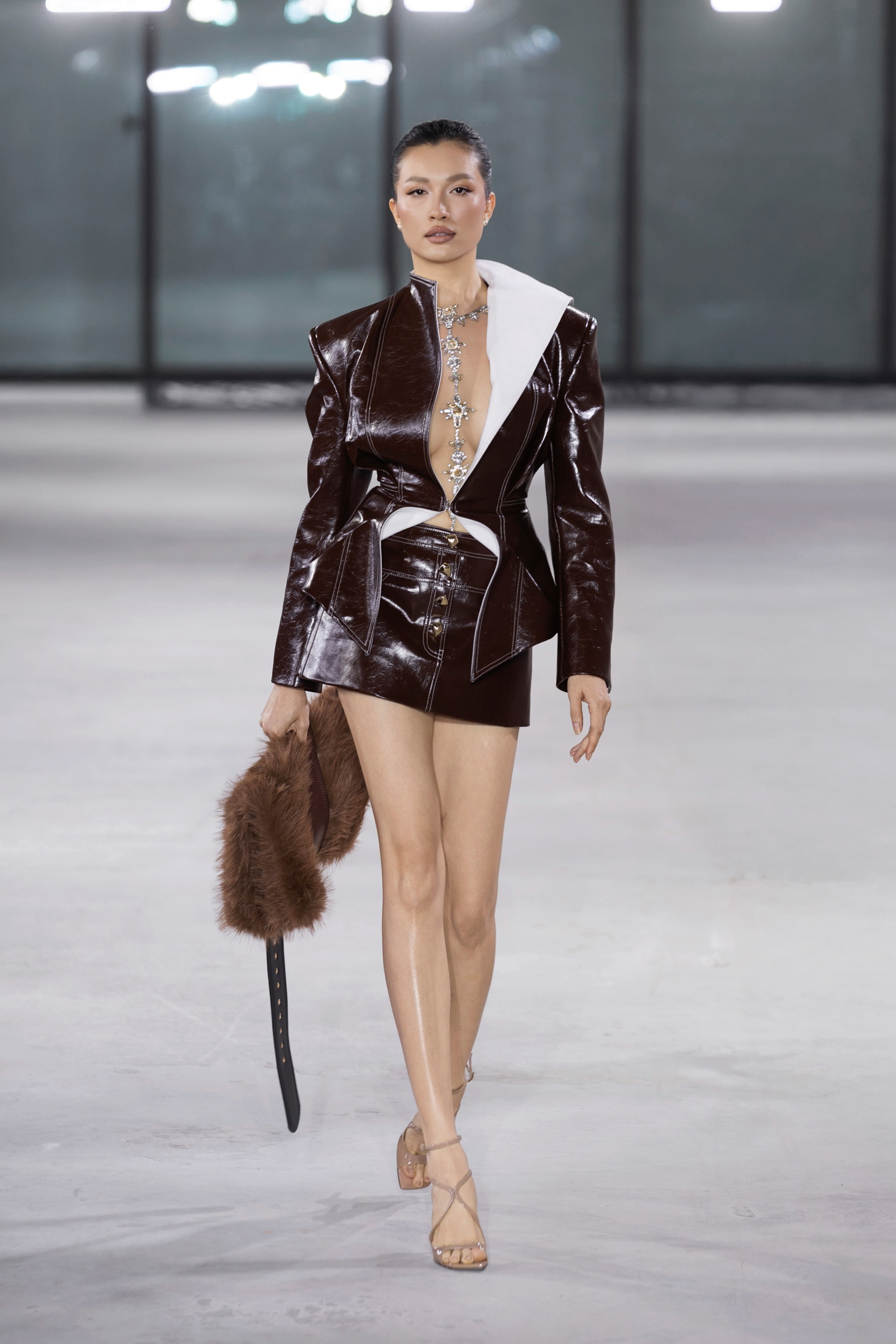 Minh Trieu snublet i skjørtet sitt, håndterte hendelsen på catwalken profesjonelt - 6 Minh Triệu vấp tà váy, xử lý sự cố chuyên nghiệp trên sàn diễn thời trang - 6