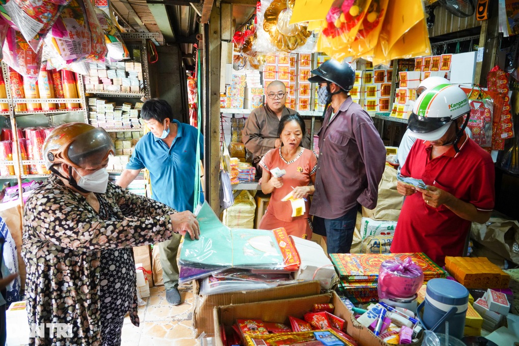 Tháng cô hồn ảm đạm: Chợ vàng mã đìu hiu, tiểu thương lo 