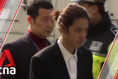 Jung Joon Young và Choi Jong Hoon ngồi tù vì cưỡng dâm