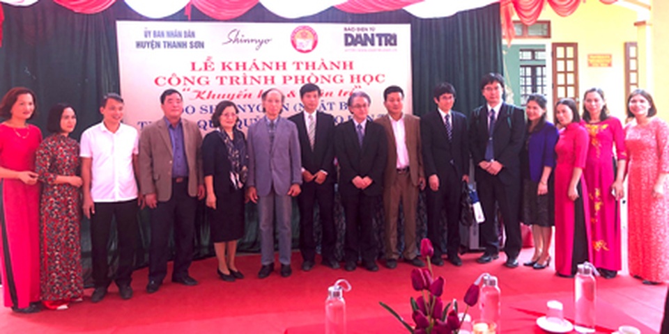 Tổng Biên tập báo Dân trí cùng Tổ chức Shinnyo - en Nhật Bản tặng 3 phòng học cho thầy trò xã miền núi - 11 Tổng Biên tập báo Dân trí cùng Tổ chức Shinnyo - en Nhật Bản tặng 3 phòng học cho thầy trò xã miền núi - 11