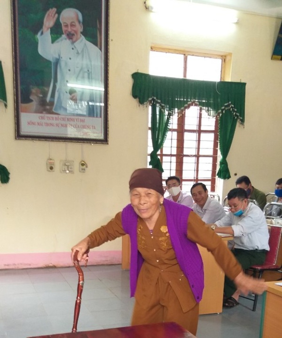 Cụ bà 79 tuổi dùng tiền tiết kiệm ủng hộ phòng chống dịch Covid-19 - 1