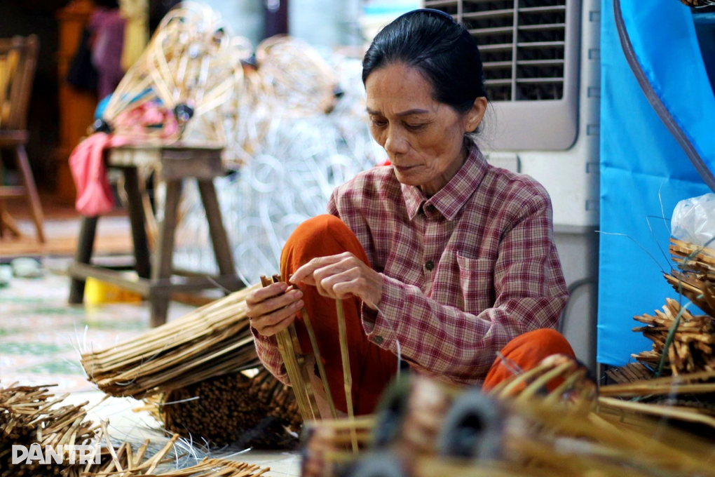 Đơn hàng Tết quá tải, thợ đèn lồng Hội An tăng ca thâu đêm - 2 Đơn hàng Tết quá tải, thợ đèn lồng Hội An tăng ca thâu đêm - 2