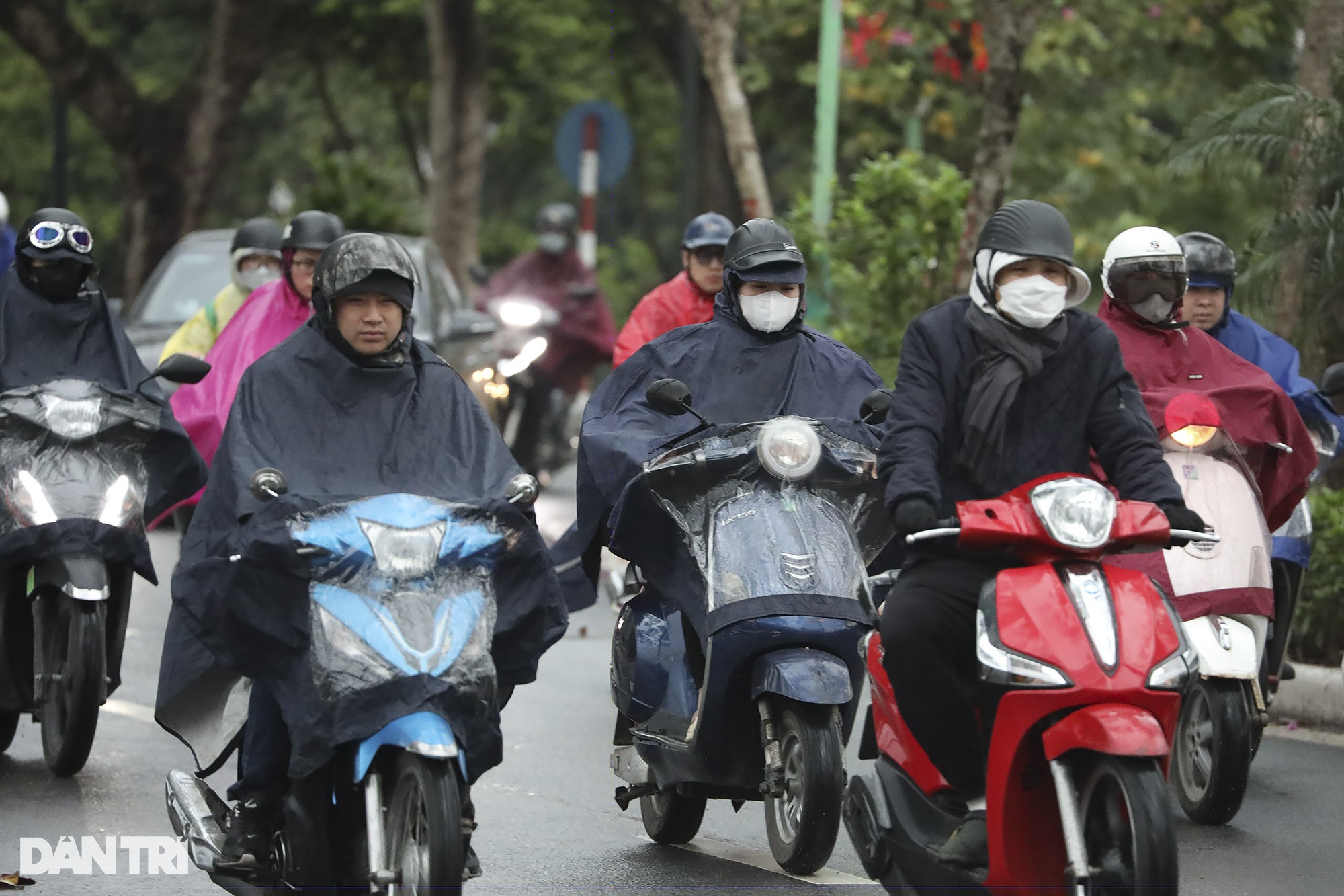 Người dân Hà Nội đương đầu với thời tiết rét đậm kèm mưa liên tục - 13