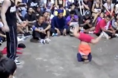 Cậu bé 8 tuổi nhảy breakdance siêu đẳng