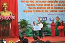 Trao nhà tình nghĩa và học bổng cho học sinh nghèo, người có công ở Vĩnh Long