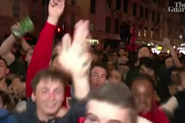 CĐV Anh ăn mừng chiến thắng (nguồn: Guardian)