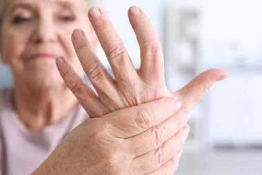 Tại sao viêm khớp dạng thấp thường tấn công phụ nữ?