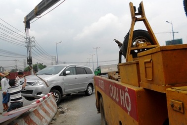 Xe du lịch bị xe buýt ép văng lên dải phân cách