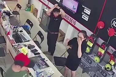 Nhân viên cửa hàng điện thoại bị khách đánh chảy máu đầu