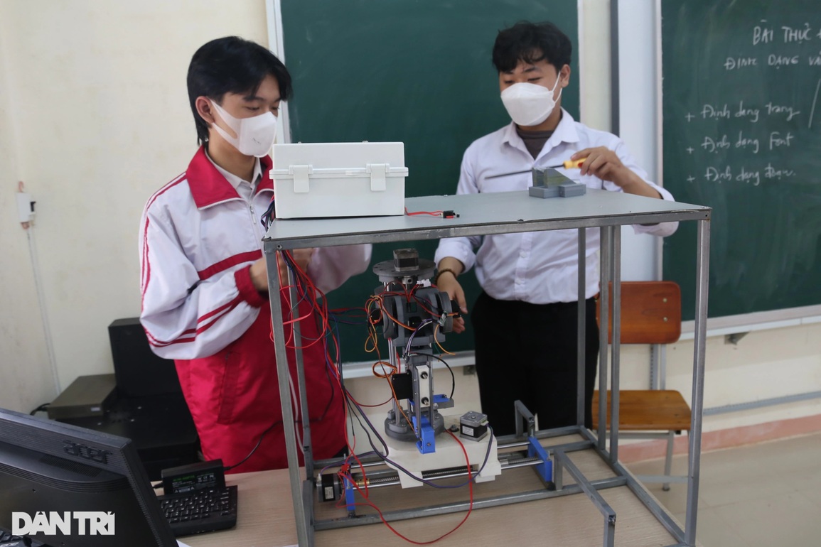 Học sinh chế tạo robot lấy mẫu xét nghiệm Covid-19 - 4 Học sinh chế tạo robot lấy mẫu xét nghiệm Covid-19 - 4